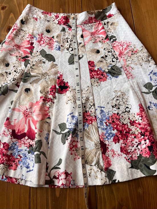 White House Black Market Vibrant White and Pink Floral Textured Pleated A-Line M - Picture 5 of 5